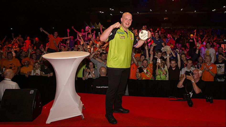 Dutch Darts Masters champion Michael van Gerwen with the delighted fans (picture: Stefan Strassenburg/PDC Europe)