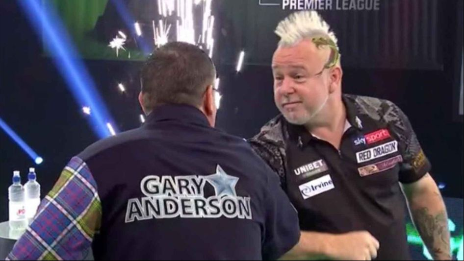 Gary Anderson against Peter Wright (Picture: Lawrence Lustig/PDC)