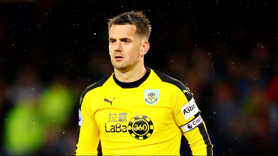 Burnley goalkeeper Tom Heaton has signed for Premier League newcomers Aston Villa