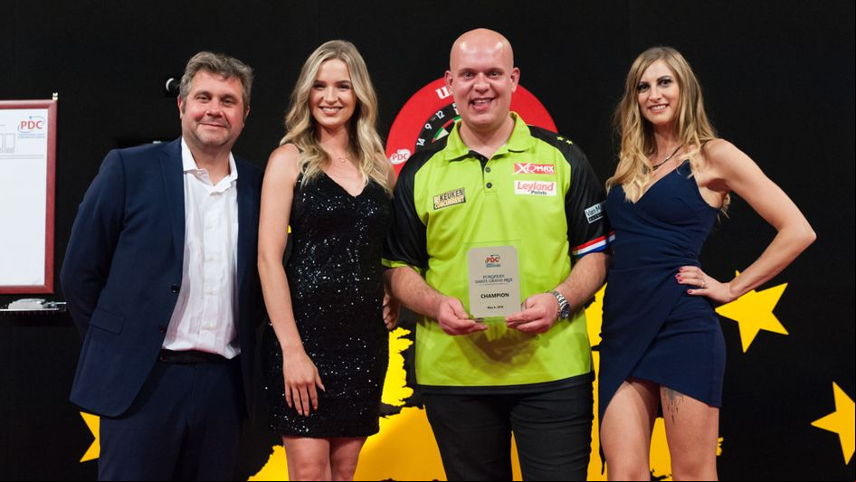 Michael van Gerwen receives his trophy (Kelly Deckers, PDC Europe)