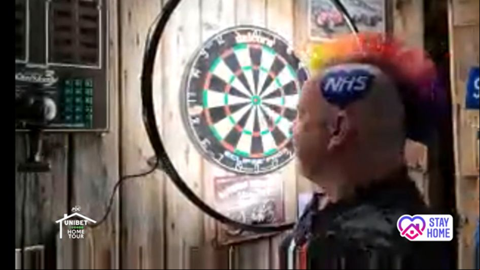 Peter Wright used his hairstyle to pay tribute to the NHS