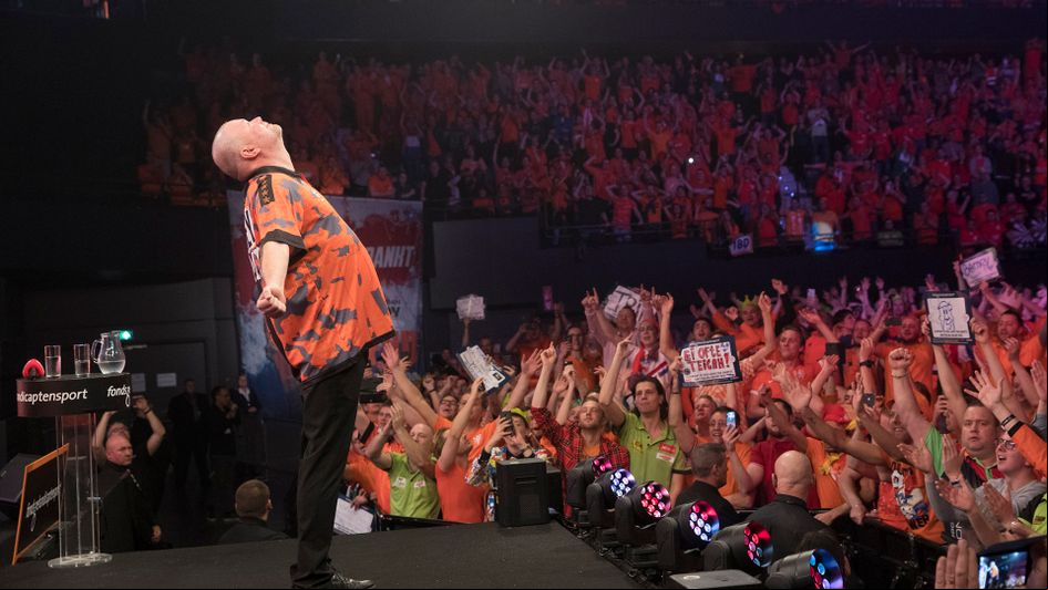 Raymond van Barneveld salutes the Rotterdam crowd after his final match (Picture: Lawrence Lustig/PDc)