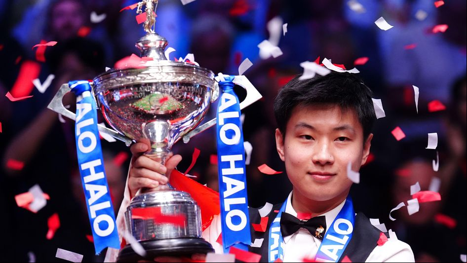 Zhao Xintong with the World Championship trophy